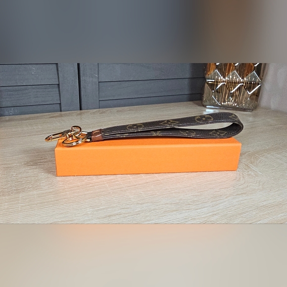 Authentic LOUIS VUITTON Gold Keychain With Monogram Canvas Strap - Picture 7 of 11